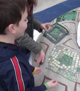 Mosaikarbeiten auf der Sitzschlange